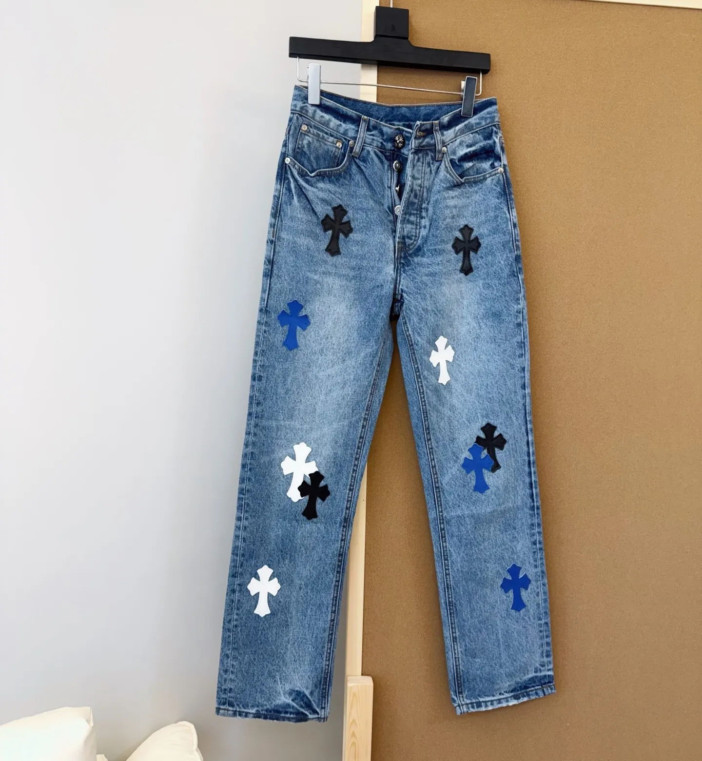 P280 Style number D321 chromehearts three-color patchwork leather jeans SIZE#28-36 Size reference# 28 pants length 102 waist 70 hips 96 30 pants length 104 waist 74 hips 100 32 pants length 106 waist 78 hips 104 34 pants length 108 waist 82 hips 108